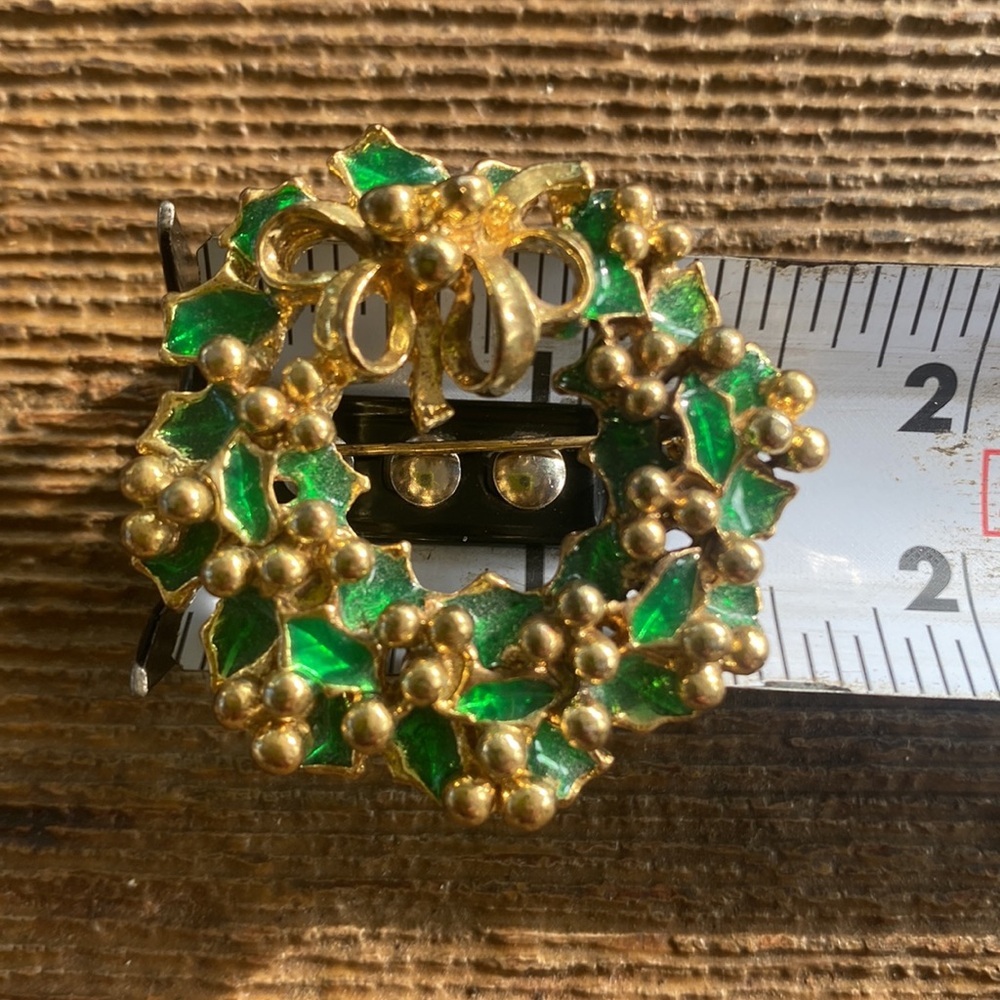 VINTAGE GOLD TONE BOW GREEN ENAMEL LEAF WREATH BROOCH PIN CHRISTMAS HOLIDAY - Picture 2 of 4